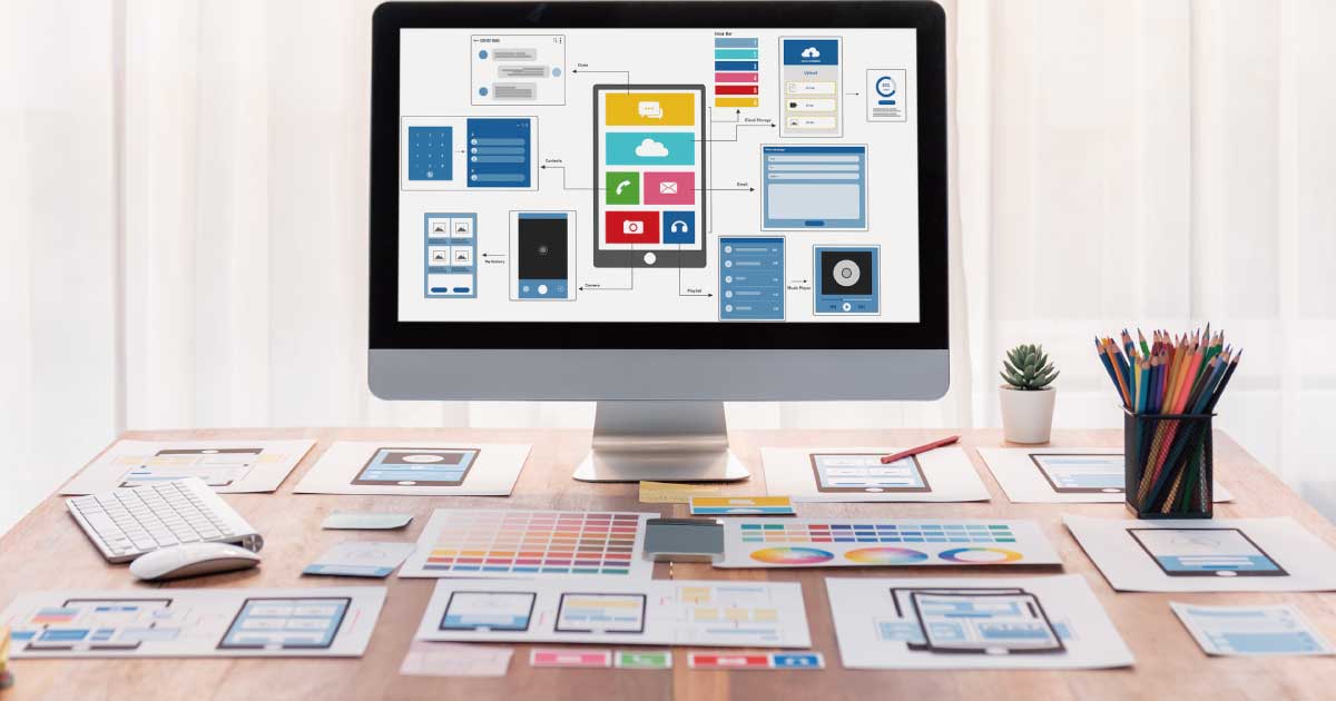 Webサイト制作の設計図や画面構成をデスク上で整理している様子